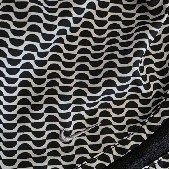 Nike Women's L Black and White Tempo Pattern Running Athletic Shorts 3" 645548 - Picture 3 of 8